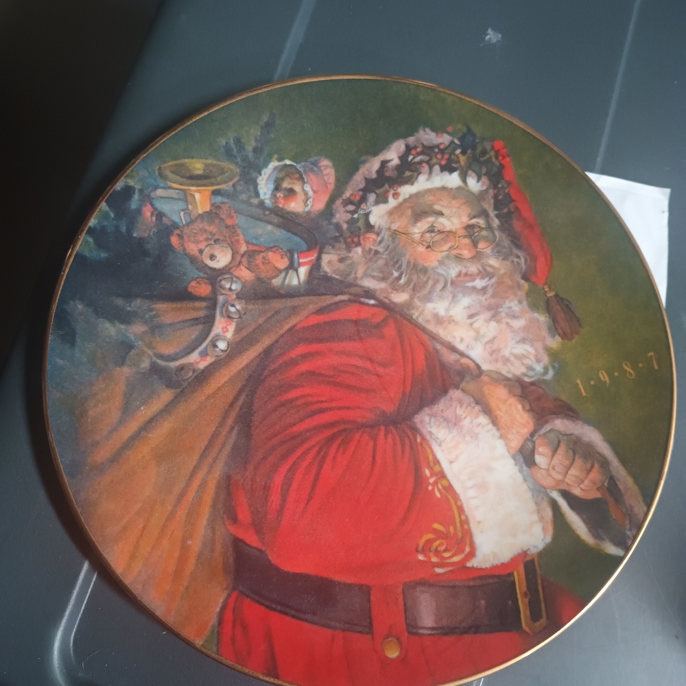 Avon 1987 Christmas Plate with Gold Trim
